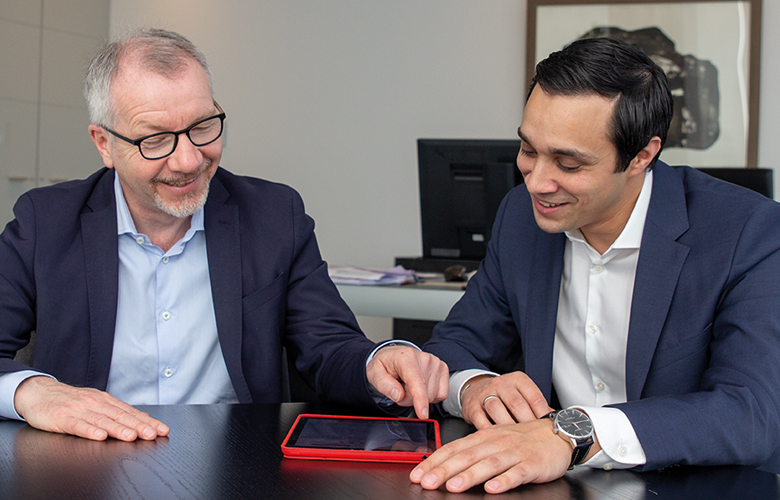 Vorstand Dr. Michael Meyer und Innovationsmanager Robin Nehring von der Stadtsparkasse Düsseldorf