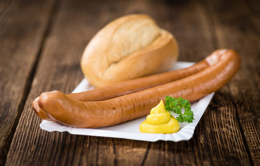 Symbolbild für Hauptversammlungen von Aktiengesellschaften: Bockwurst mit Brötchen und Senf.