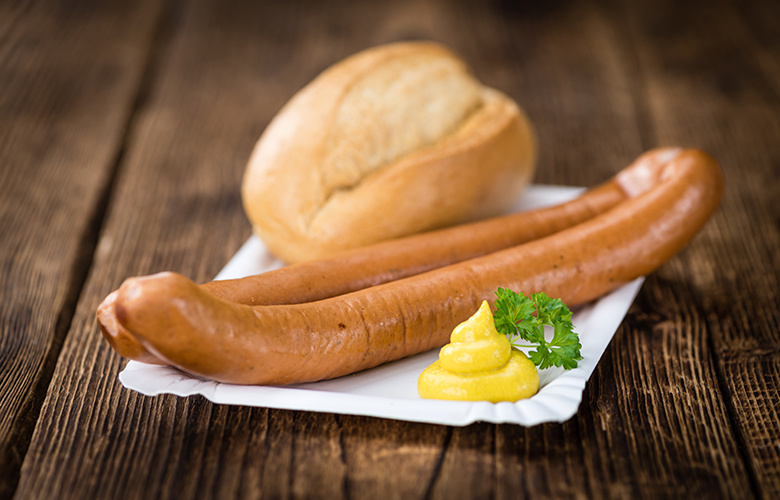 Symbolbild für Hauptversammlungen von Aktiengesellschaften: Bockwurst mit Brötchen und Senf.