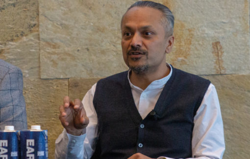 Wir sprachen mit Dharmesh Mistry auf dem Temenos Community Forum in Den Haag über Customer Experience, Mehrwerte und Kundenbindung. Dharmesh Mistry ist Chief Digital Officer bei Temenos. Dort treibt er die Entwicklung von Tools und KI-Lösungen voran, die die User Experience von Bankkunden maximieren.