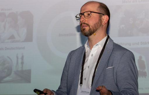 Sven Siering auf der Bühne von INNOVATIONSforBANKS 2019 in Köln.