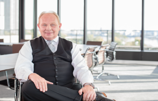 Versicherung heute. Gottfried Rüßmann spricht unter anderem über den Unterschied zwischen Versicherungsgeschäft online und offline, Bancassurance und digitale Plattformen.