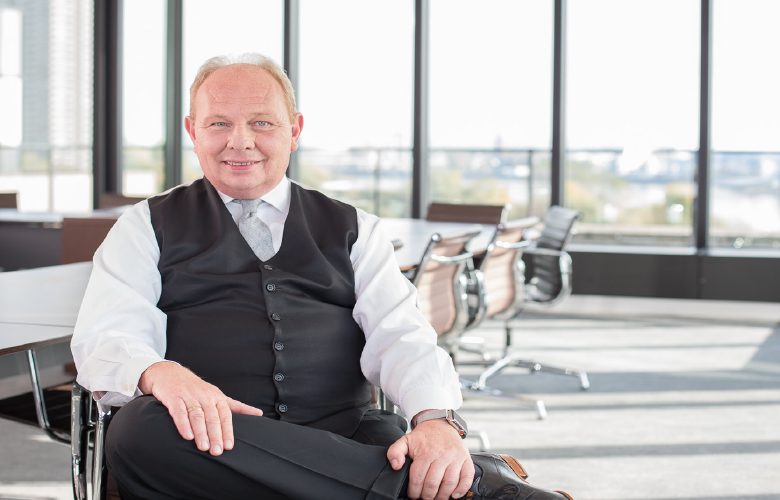 Versicherung heute. Gottfried Rüßmann spricht unter anderem über den Unterschied zwischen Versicherungsgeschäft online und offline, Bancassurance und digitale Plattformen.