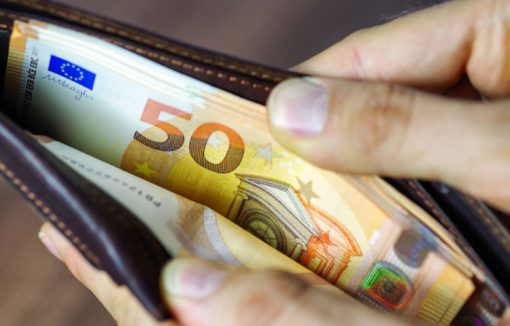 50-Euro-Scheine in einem Portmonee, Bargeld, neue Euro-Banknoten, EZB möchte Scheine umgestalten, Euro, Geld