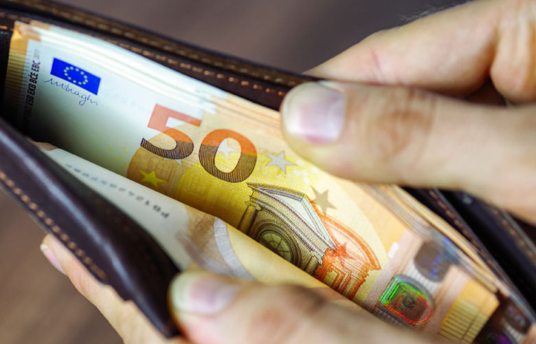 50-Euro-Scheine in einem Portmonee, Bargeld, neue Euro-Banknoten, EZB möchte Scheine umgestalten, Euro, Geld