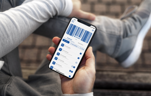 Jemand bezahlt mit dem Smartphone, mobile Payment, Bluecode