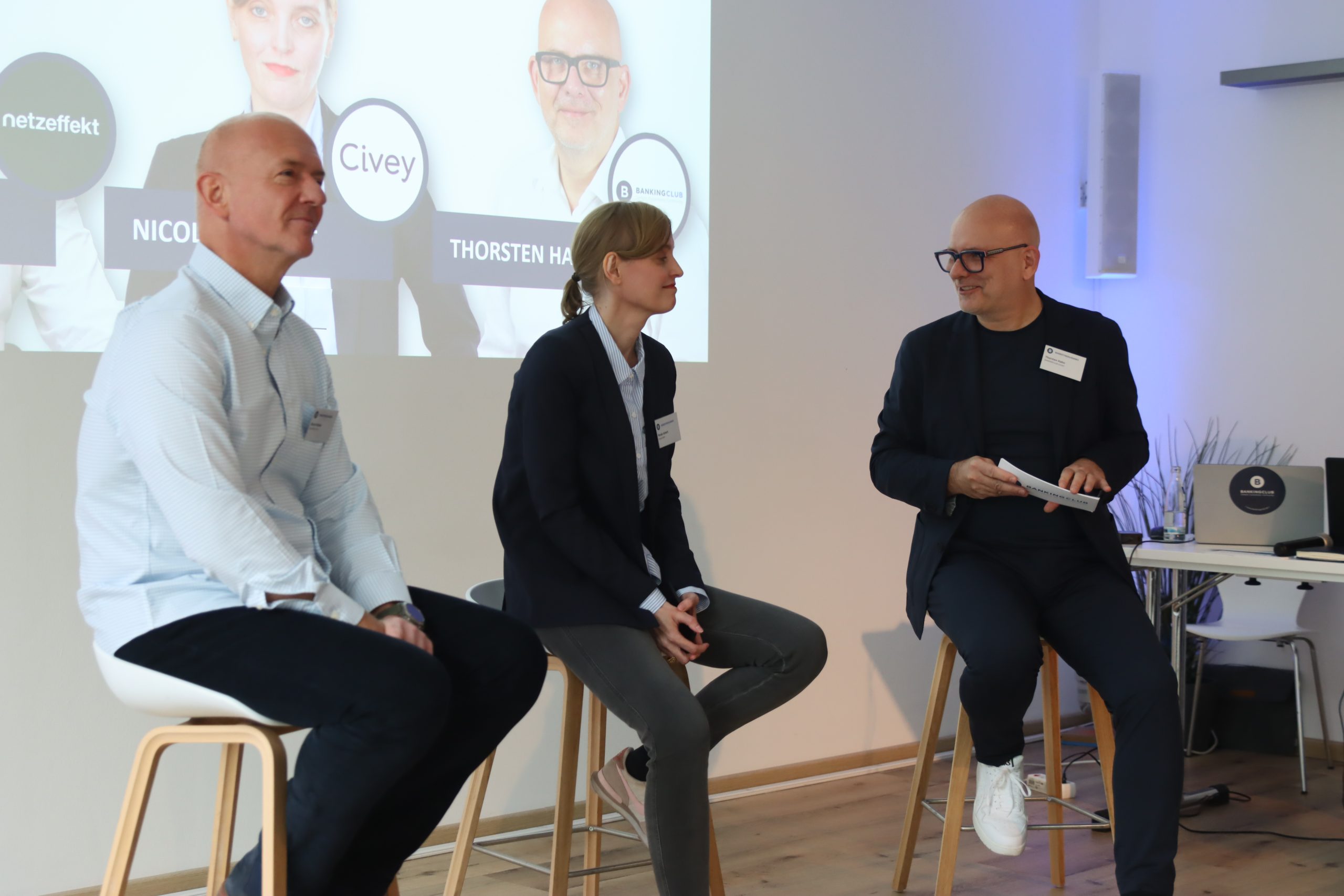 Bernd Stiebert (l.) von netzeffekt mit Nicole Achtert von Civey und Thorsten Hahn vom BANKINGCLUB bei einer Paneldiskussion